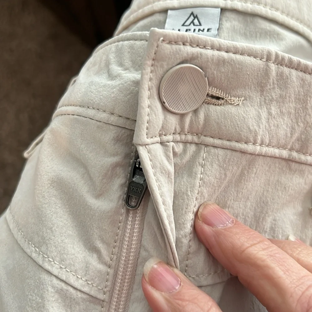 Women's Alpine Design Latitude Tech Shorts Cream Beige Cargo Shorts Size 10 - Picture 3 of 8